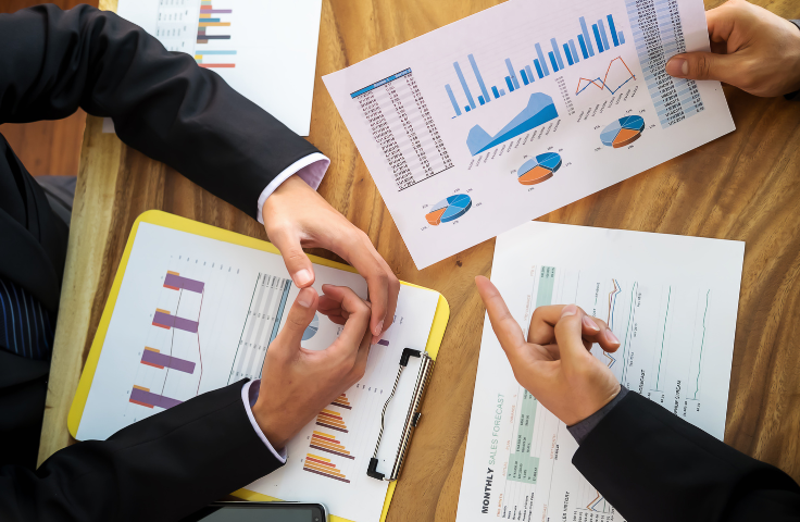 Imagem de um gráfico de crescimento financeiro ao lado de uma calculadora e notas de dinheiro, simbolizando o investimento em LCI e LCA.